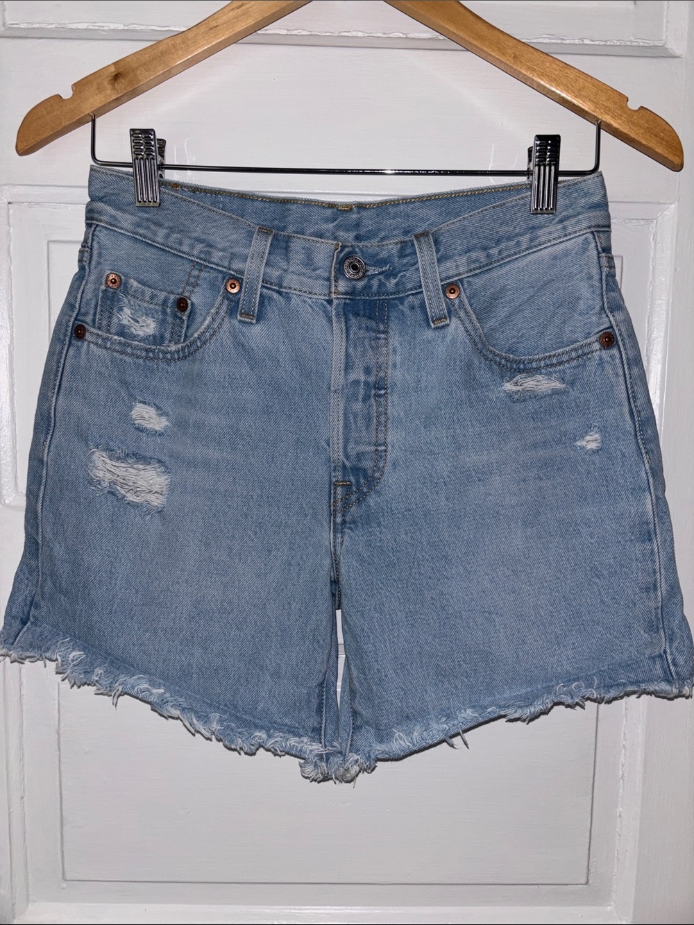 LEVI’S 501 LIGHT WASH DENIM SHORTS